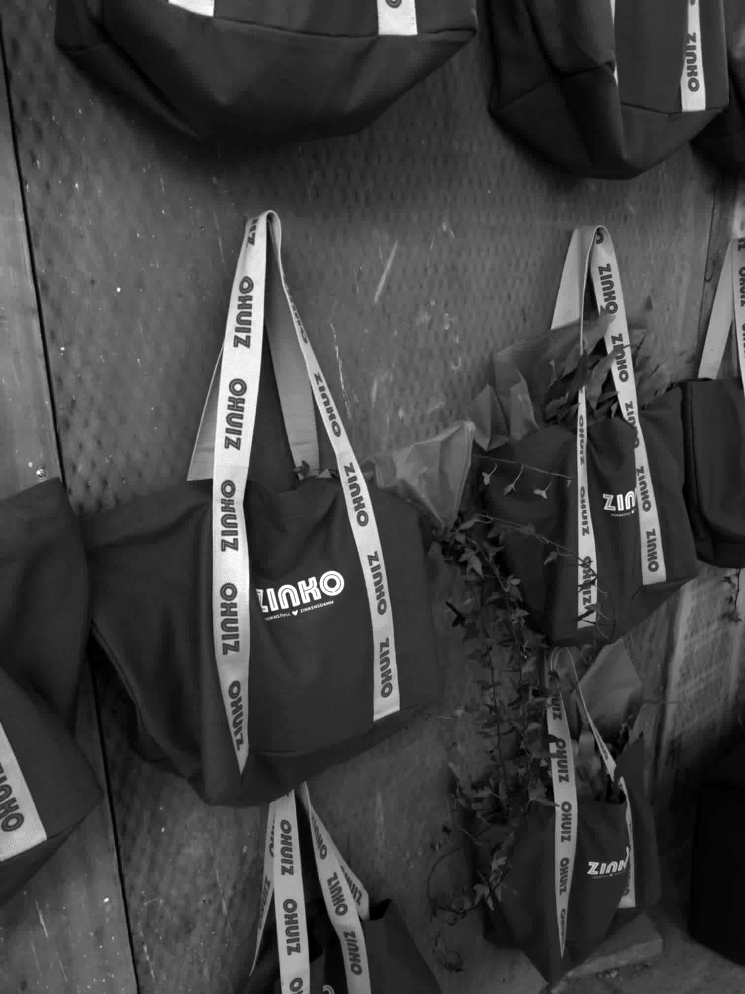 Mörka väskor med tryckt logoband